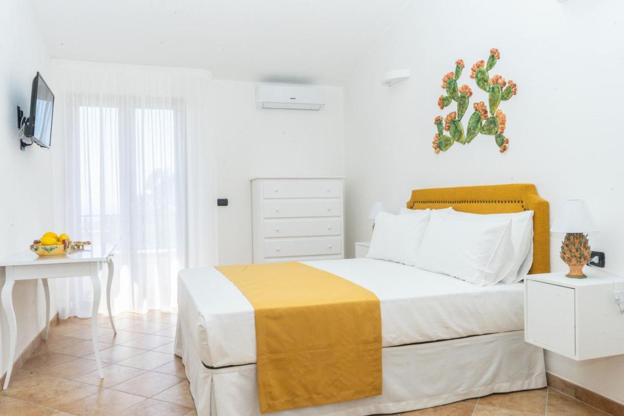 Relais Ruggiero Bed & Breakfast Le Castella  Exterior photo